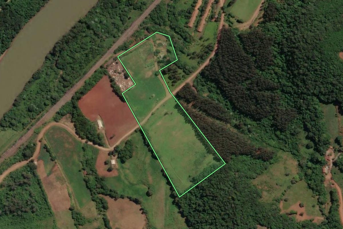 Imagem de satélite do imóvel rural em Piratuba (SC), com o contorno declarado no CAR desenhado por cima.