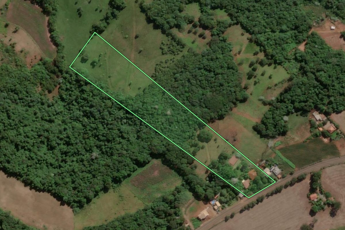 Imagem de satélite do imóvel rural em Piratuba (SC), com o contorno declarado no CAR desenhado por cima.