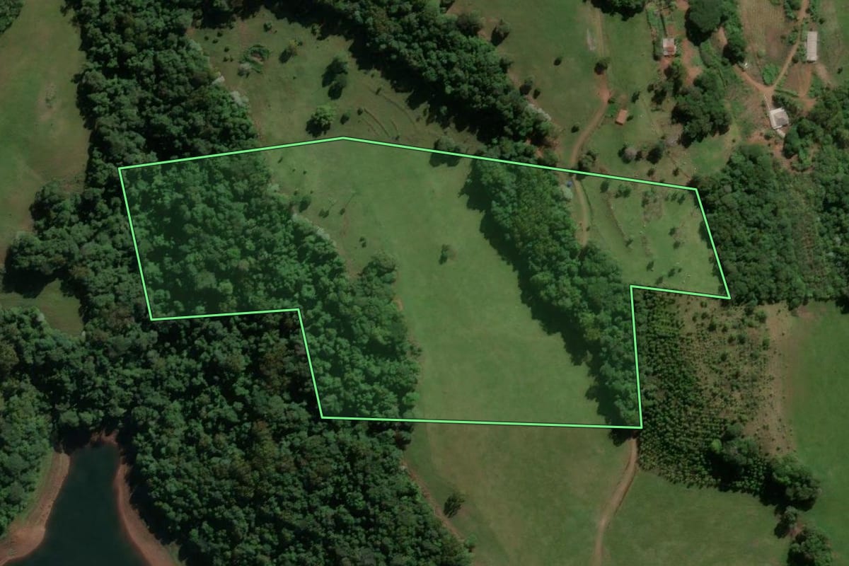 Imagem de satélite do imóvel rural em Piratuba (SC), com o contorno declarado no CAR desenhado por cima.