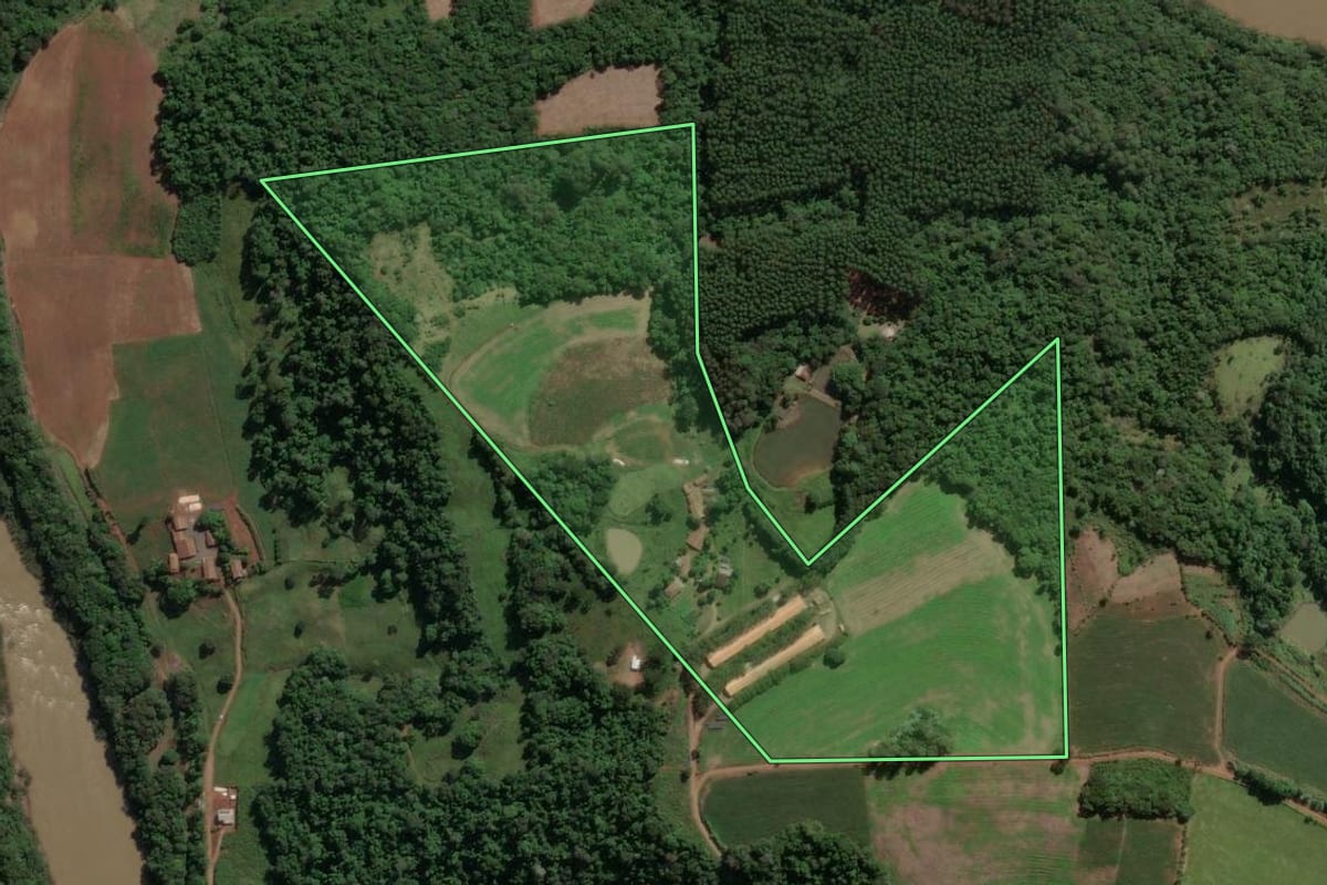 Imagem de satélite do imóvel rural em Piratuba (SC), com o contorno declarado no CAR desenhado por cima.