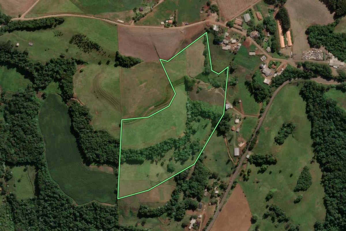 Imagem de satélite do imóvel rural em Piratuba (SC), com o contorno declarado no CAR desenhado por cima.