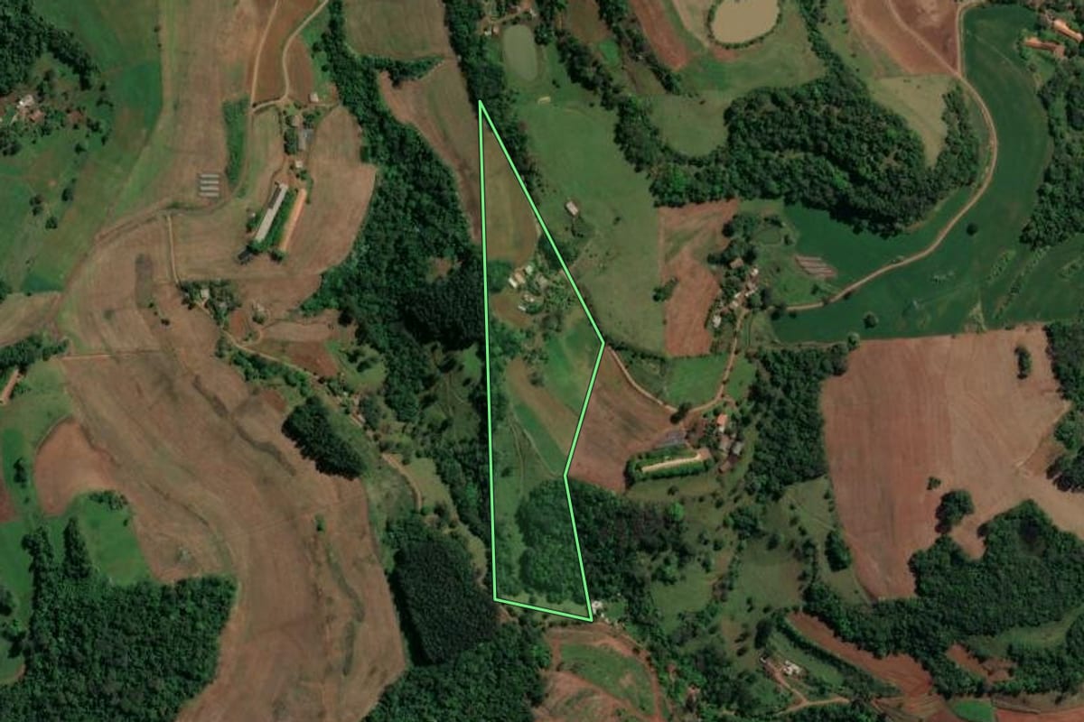 Imagem de satélite do imóvel rural em Planalto Alegre (SC), com o contorno declarado no CAR desenhado por cima.
