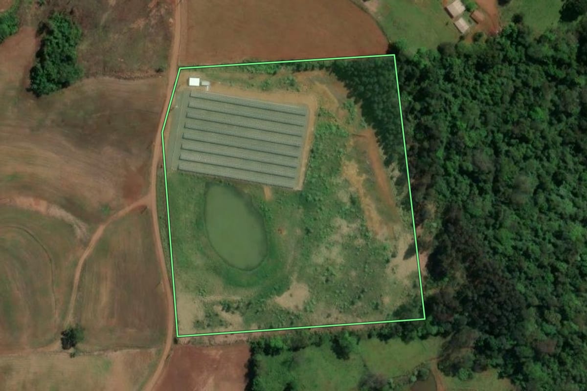 Imagem de satélite do imóvel rural em Planalto Alegre (SC), com o contorno declarado no CAR desenhado por cima.