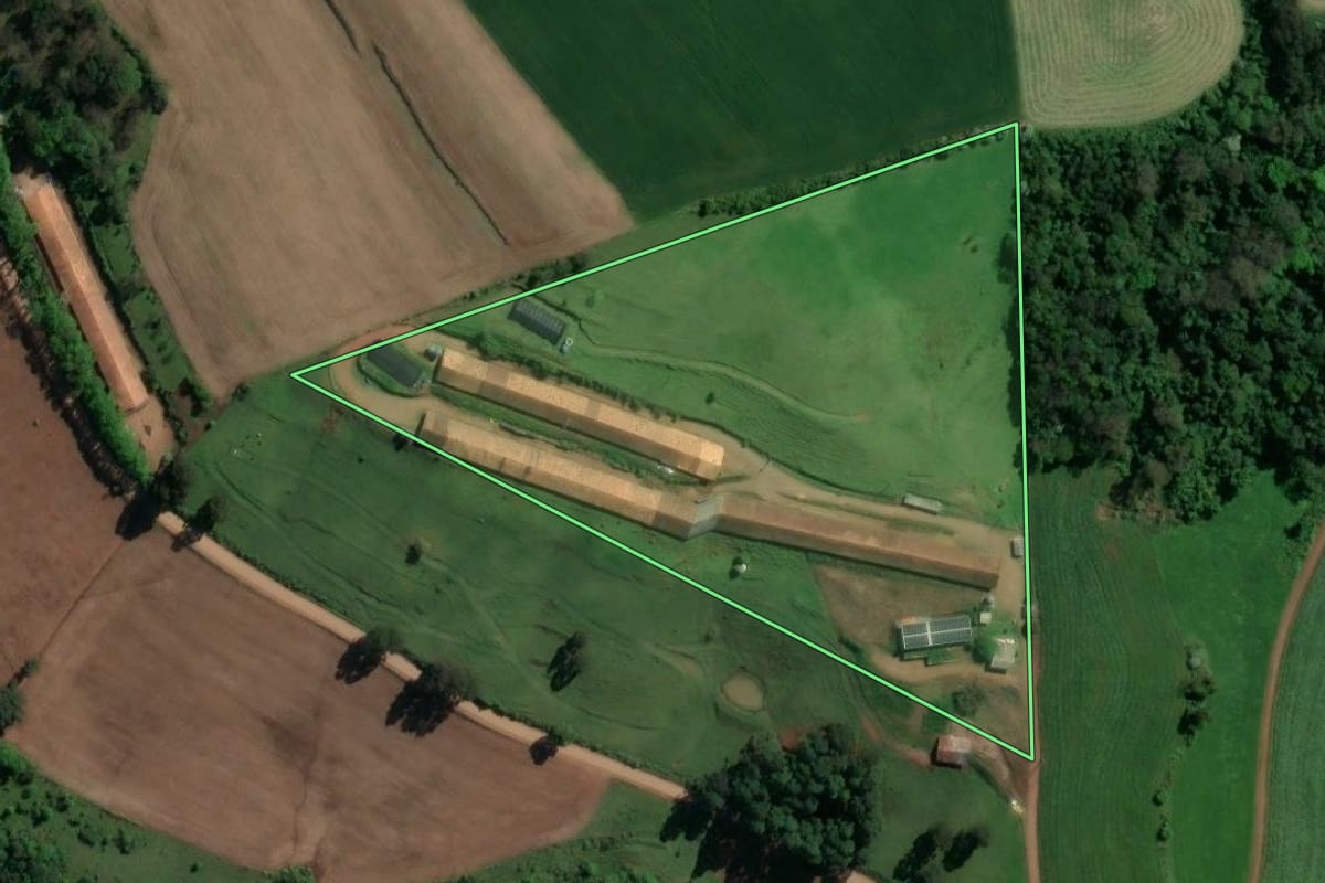 Imagem de satélite do imóvel rural em Planalto Alegre (SC), com o contorno declarado no CAR desenhado por cima.