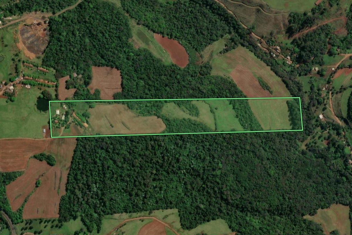 Imagem de satélite do imóvel rural em Planalto Alegre (SC), com o contorno declarado no CAR desenhado por cima.