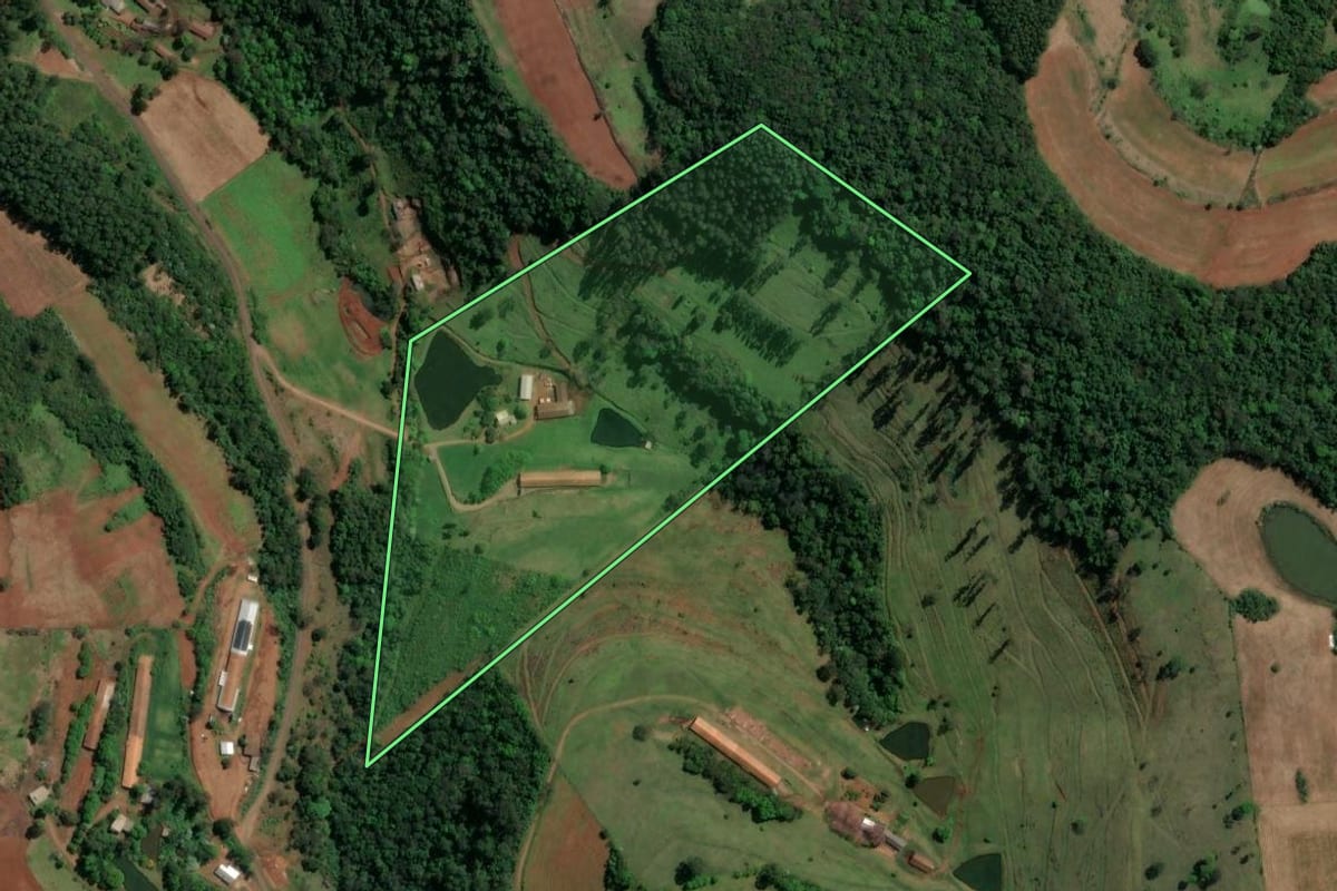 Imagem de satélite do imóvel rural em Planalto Alegre (SC), com o contorno declarado no CAR desenhado por cima.
