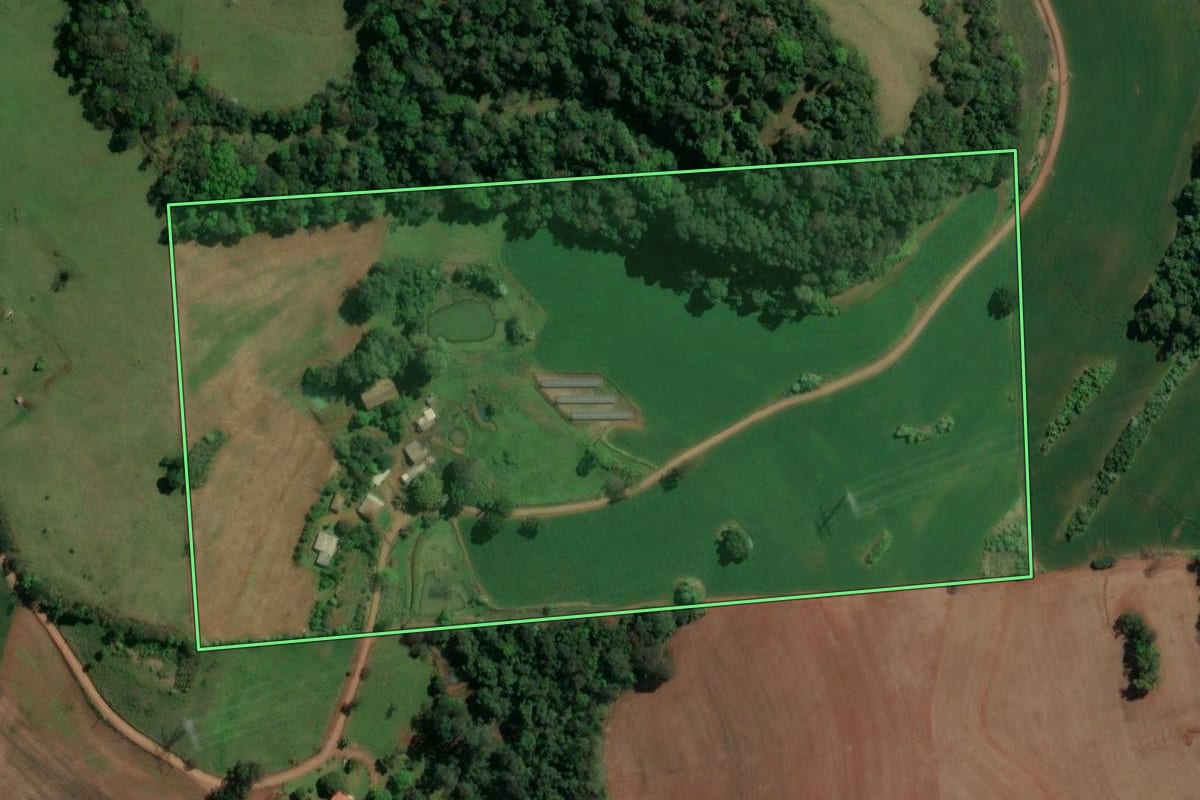Imagem de satélite do imóvel rural em Planalto Alegre (SC), com o contorno declarado no CAR desenhado por cima.