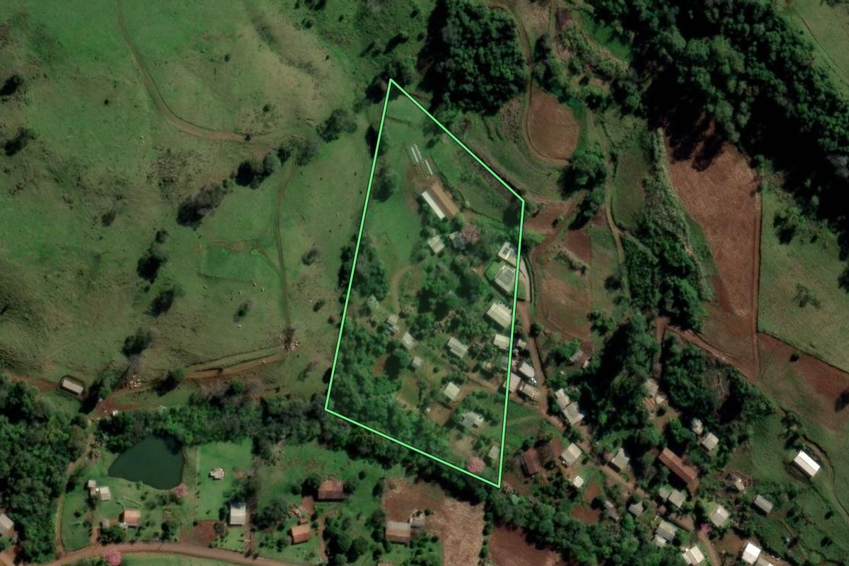 Imagem de satélite do imóvel rural em Planalto Alegre (SC), com o contorno declarado no CAR desenhado por cima.