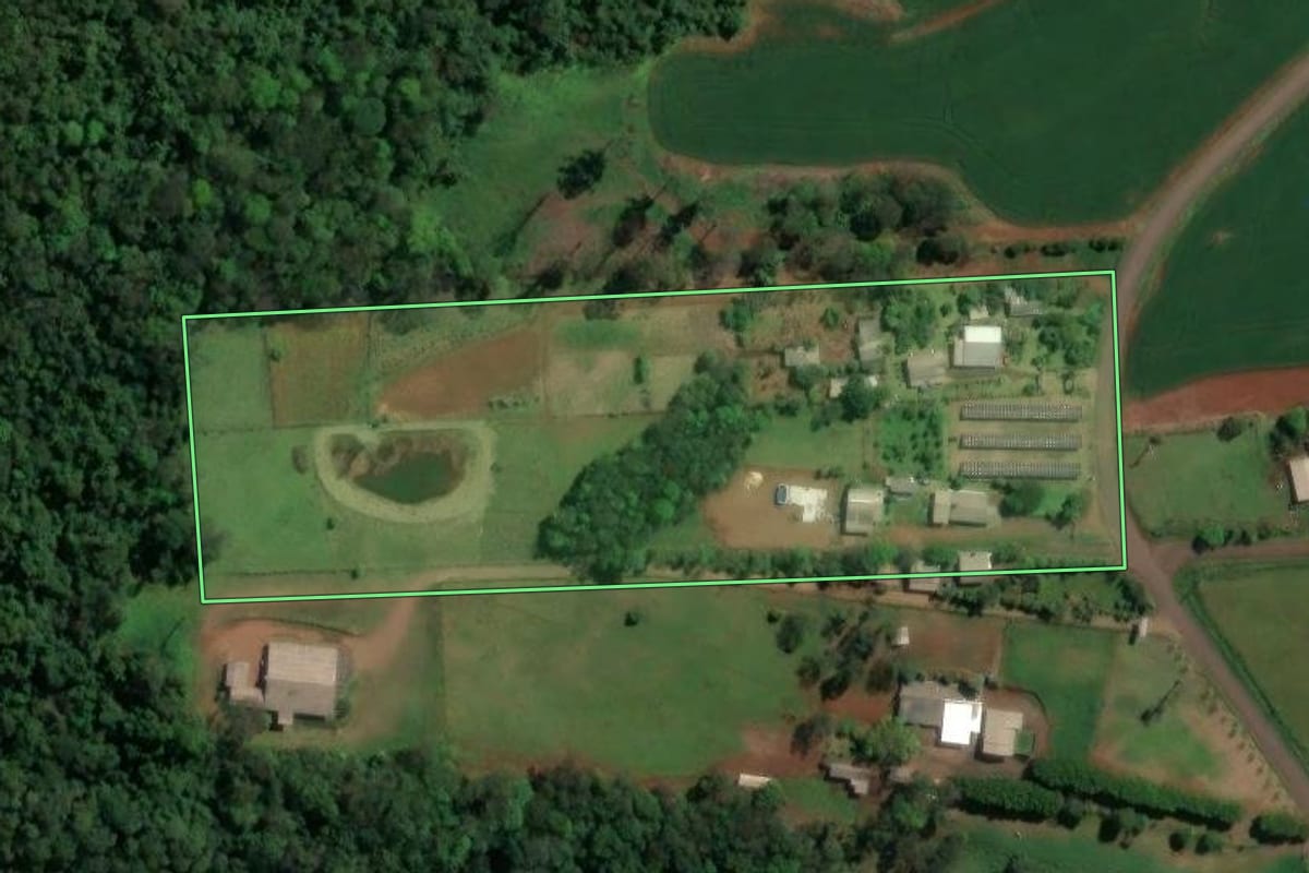 Imagem de satélite do imóvel rural em Planalto Alegre (SC), com o contorno declarado no CAR desenhado por cima.