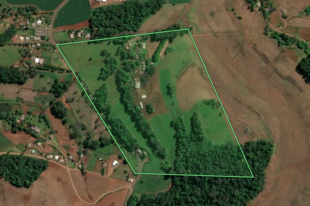 Imagem de satélite do imóvel rural em Planalto Alegre (SC), com o contorno declarado no CAR desenhado por cima.