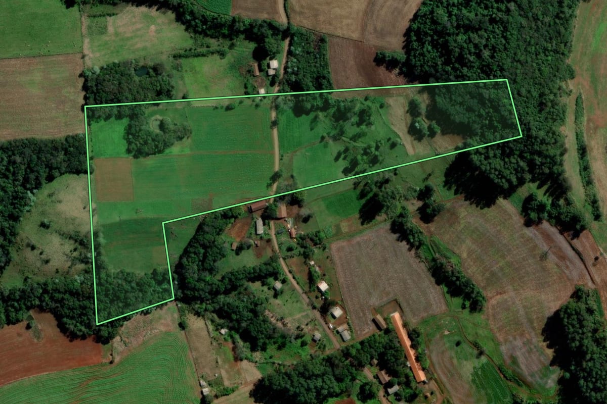 Imagem de satélite do imóvel rural em Planalto Alegre (SC), com o contorno declarado no CAR desenhado por cima.