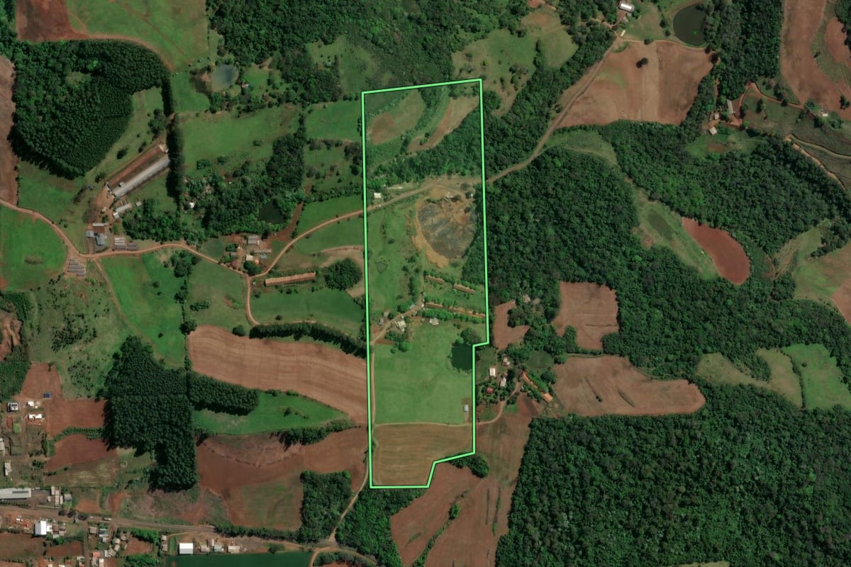 Imagem de satélite do imóvel rural em Planalto Alegre (SC), com o contorno declarado no CAR desenhado por cima.