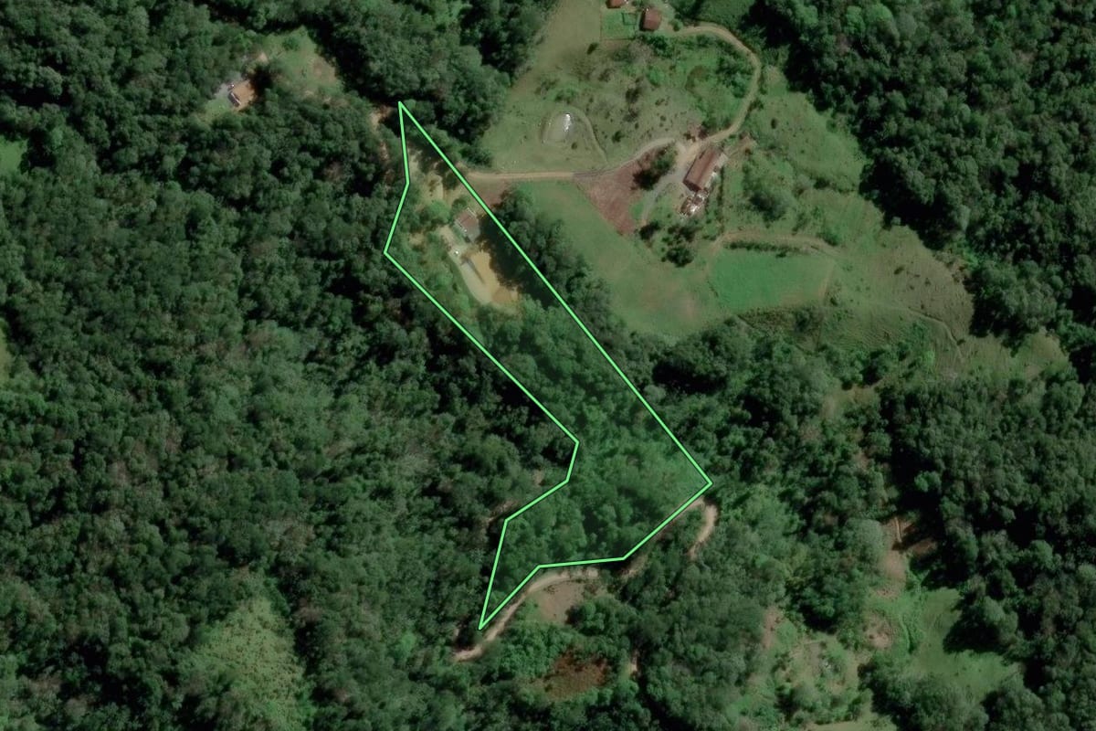 Imagem de satélite do imóvel rural em Pomerode (SC), com o contorno declarado no CAR desenhado por cima.