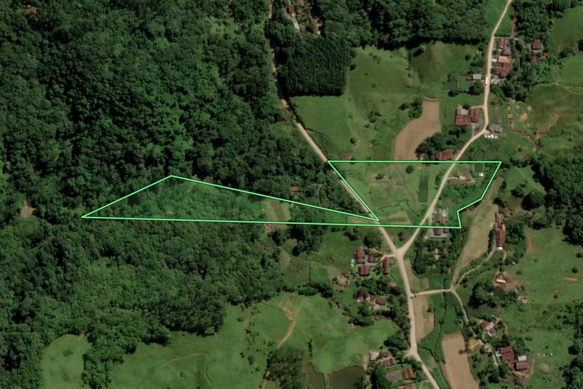 Imagem de satélite do imóvel rural em Pomerode (SC), com o contorno declarado no CAR desenhado por cima.