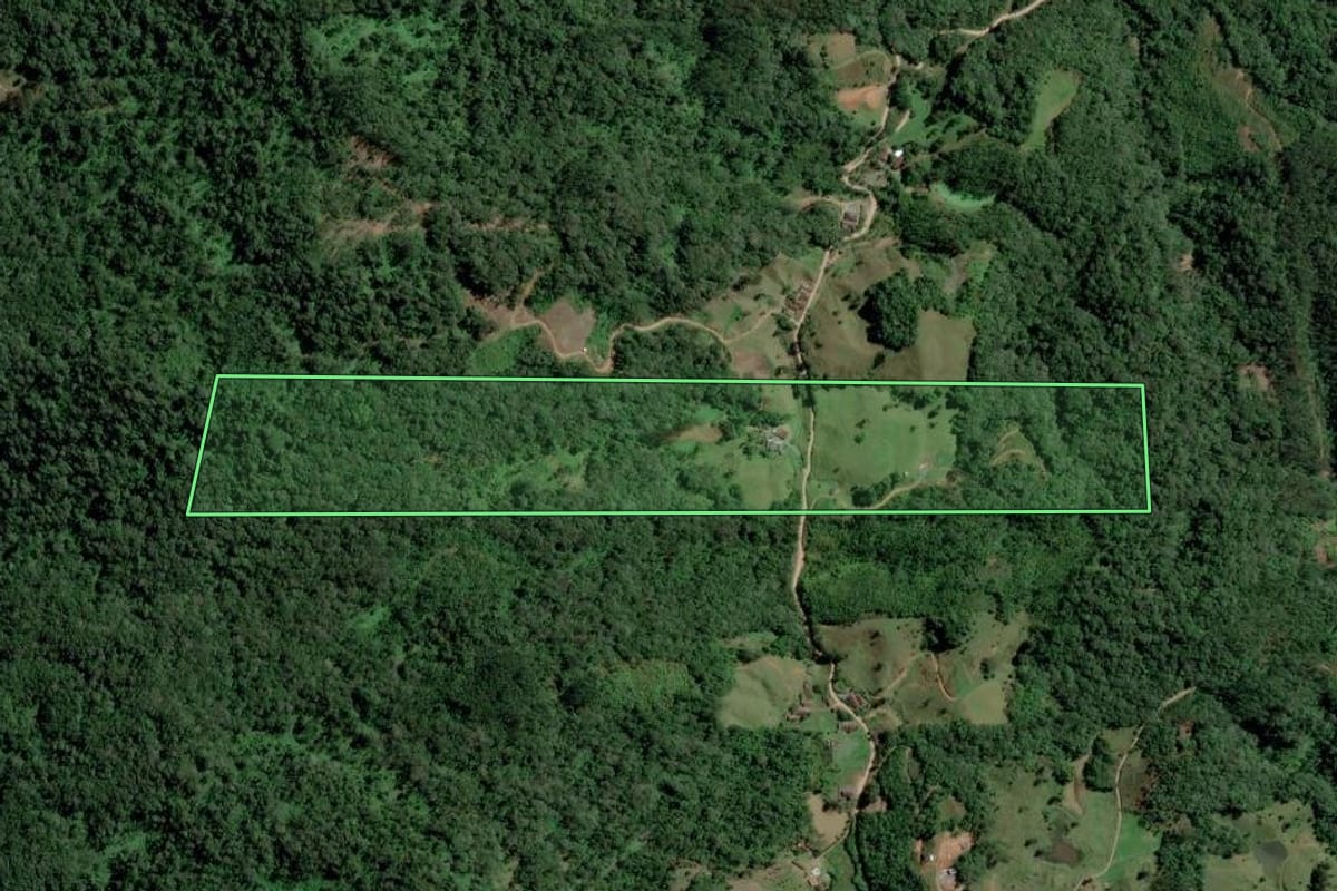 Imagem de satélite do imóvel rural em Pomerode (SC), com o contorno declarado no CAR desenhado por cima.