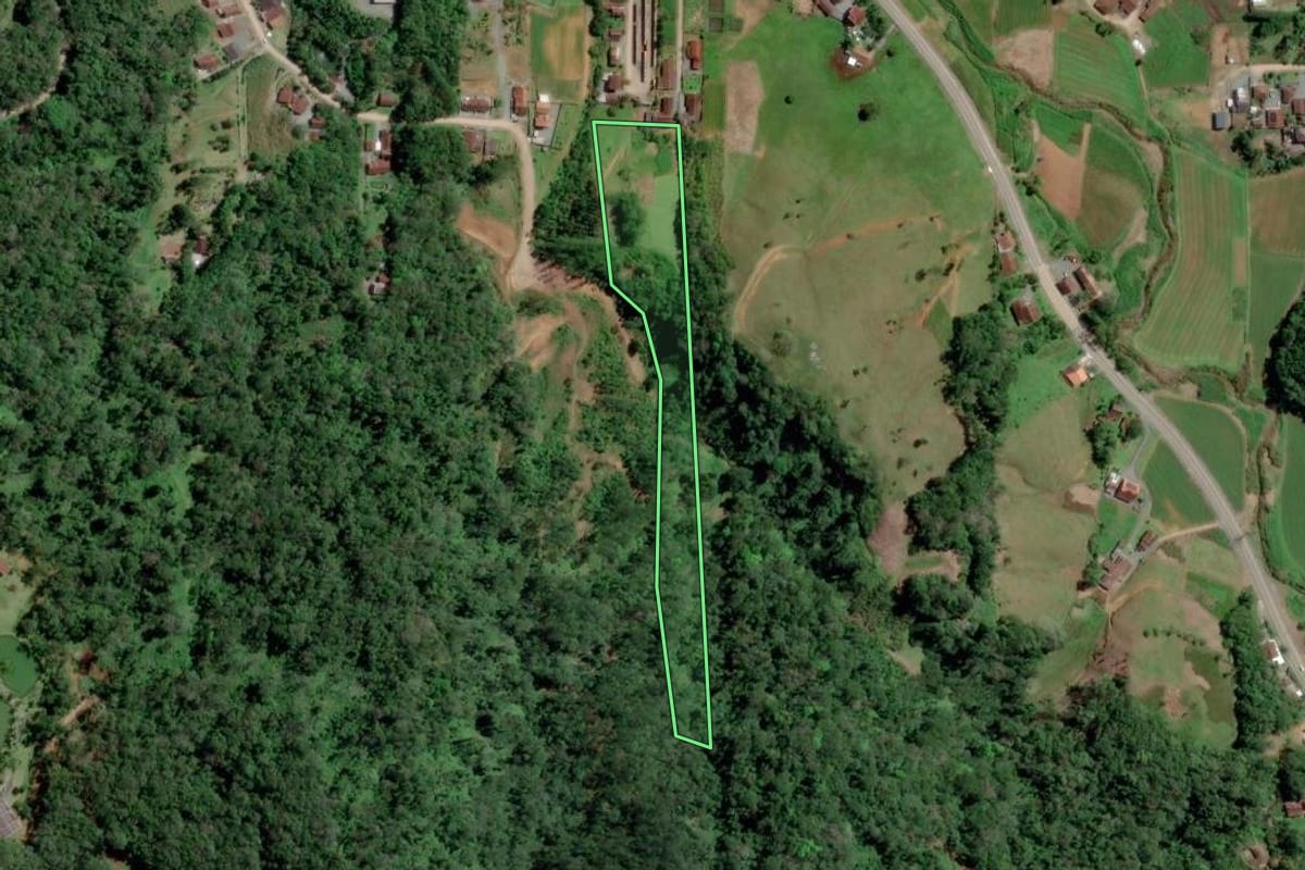 Imagem de satélite do imóvel rural em Pomerode (SC), com o contorno declarado no CAR desenhado por cima.