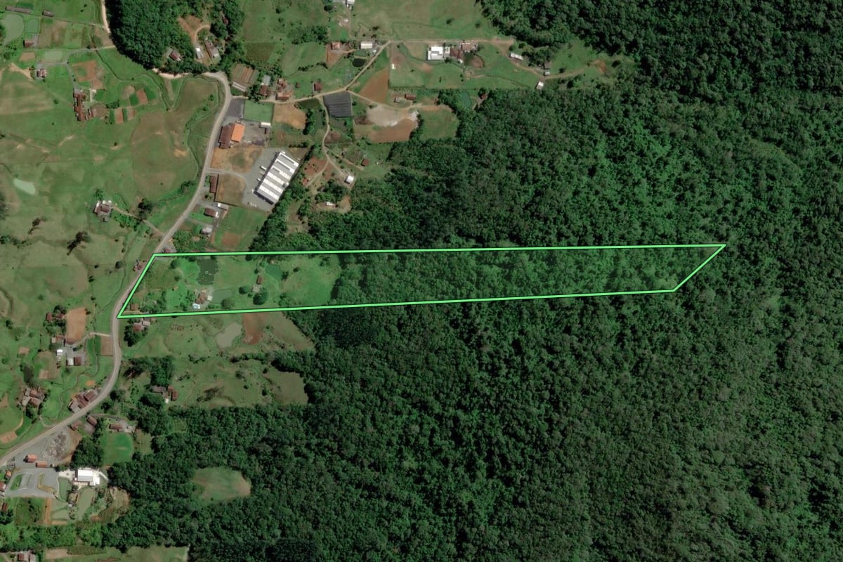 Imagem de satélite do imóvel rural em Pomerode (SC), com o contorno declarado no CAR desenhado por cima.