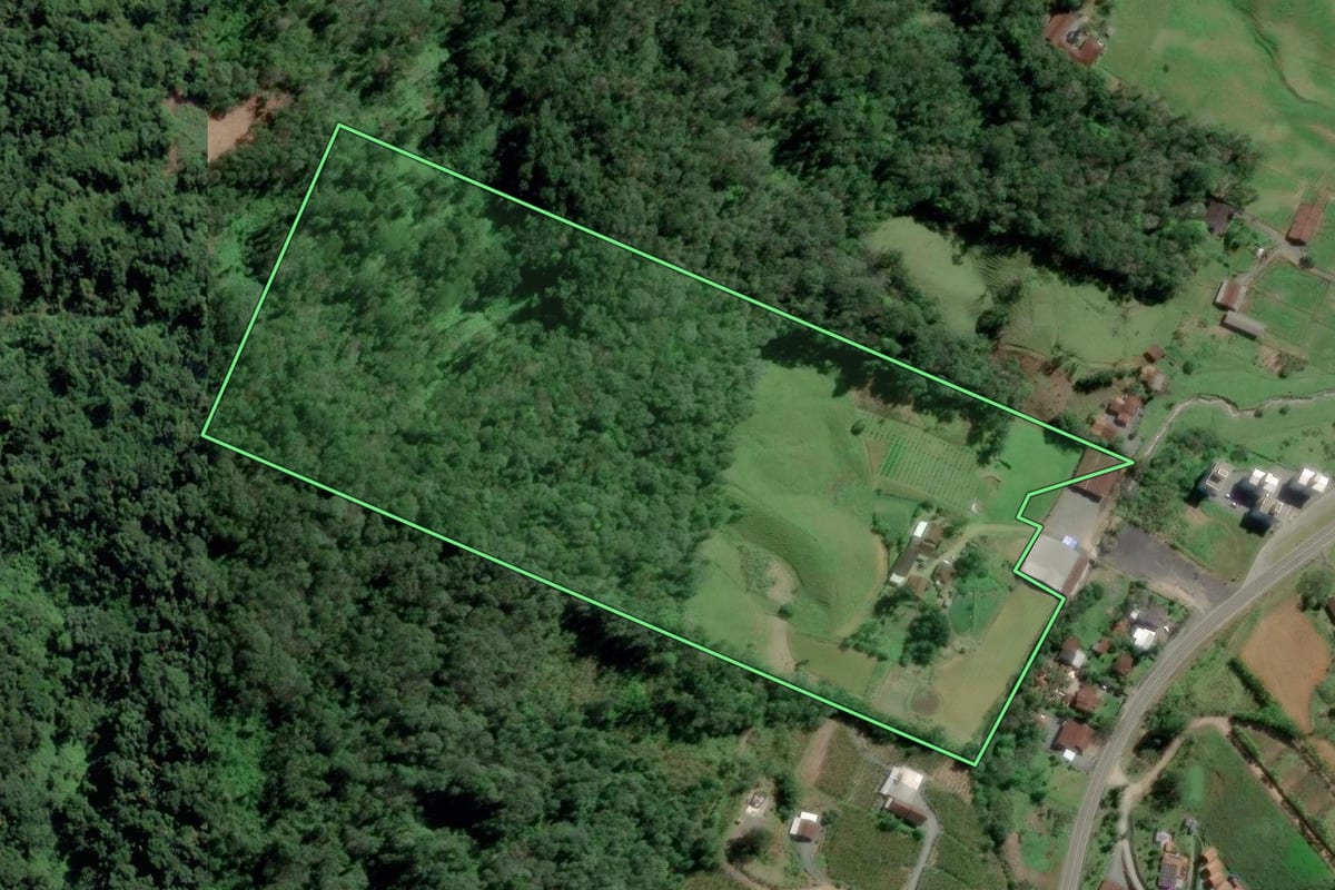 Imagem de satélite do imóvel rural em Pomerode (SC), com o contorno declarado no CAR desenhado por cima.
