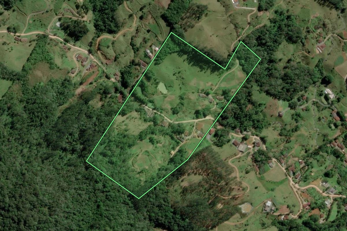 Imagem de satélite do imóvel rural em Pomerode (SC), com o contorno declarado no CAR desenhado por cima.