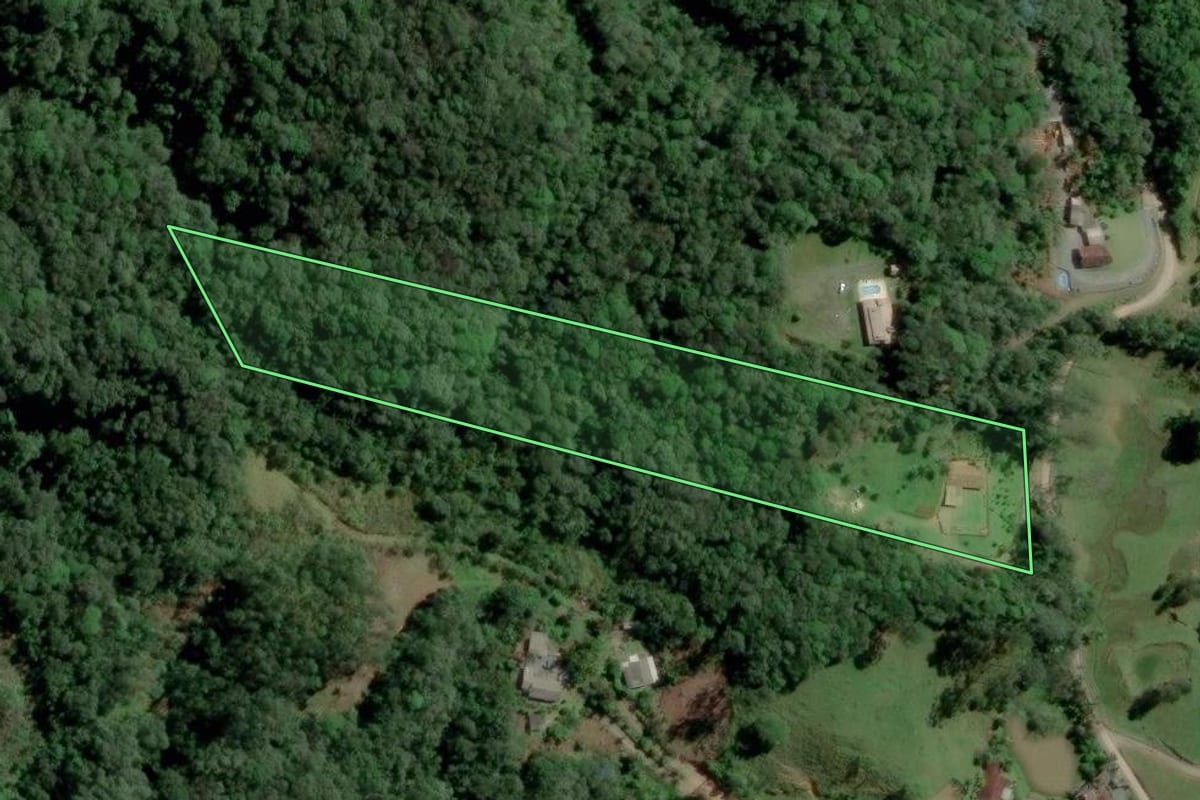 Imagem de satélite do imóvel rural em Pomerode (SC), com o contorno declarado no CAR desenhado por cima.