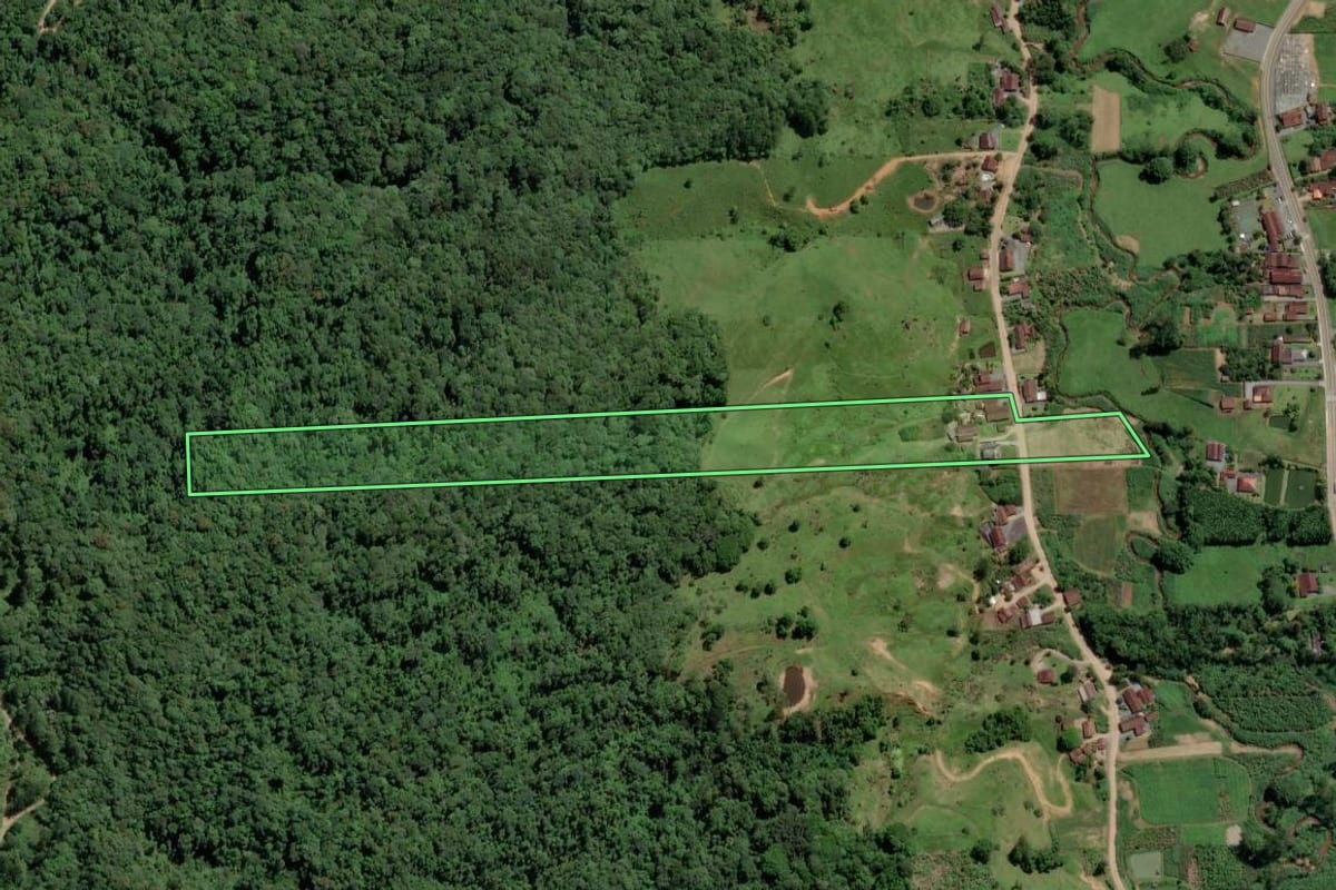 Imagem de satélite do imóvel rural em Pomerode (SC), com o contorno declarado no CAR desenhado por cima.
