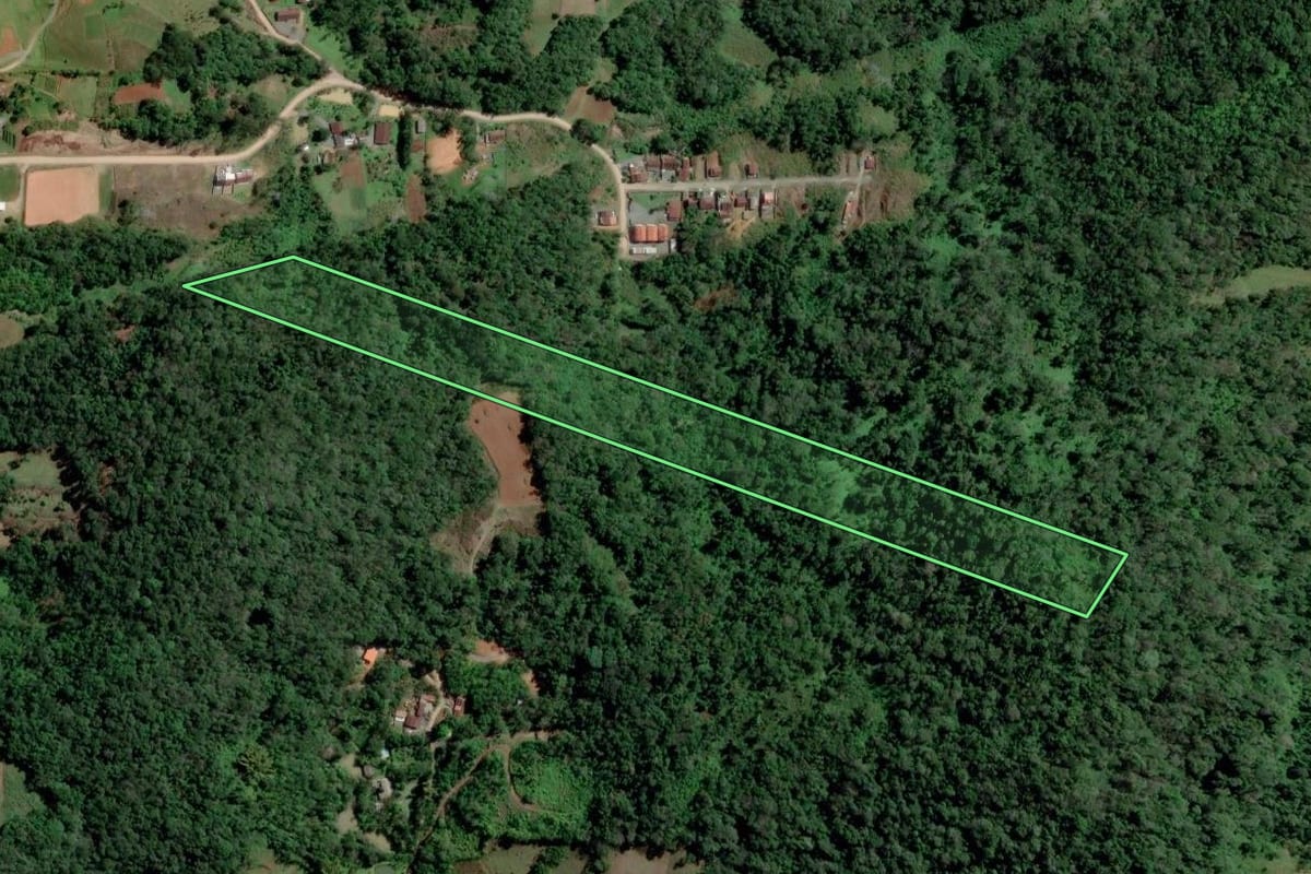 Imagem de satélite do imóvel rural em Pomerode (SC), com o contorno declarado no CAR desenhado por cima.
