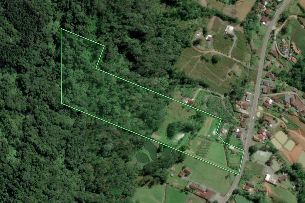 Imagem de satélite do imóvel rural em Pomerode (SC), com o contorno declarado no CAR desenhado por cima.
