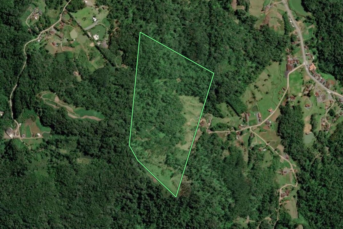 Imagem de satélite do imóvel rural em Pomerode (SC), com o contorno declarado no CAR desenhado por cima.