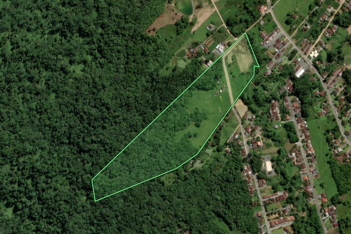 Imagem de satélite do imóvel rural em Pomerode (SC), com o contorno declarado no CAR desenhado por cima.