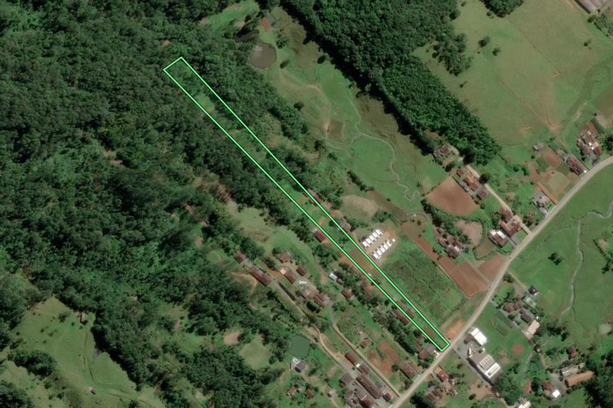 Imagem de satélite do imóvel rural em Pomerode (SC), com o contorno declarado no CAR desenhado por cima.