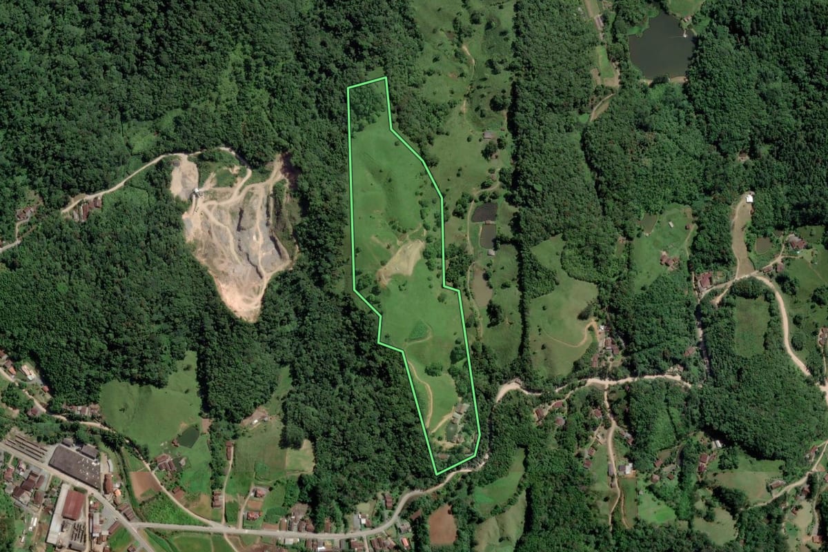Imagem de satélite do imóvel rural em Pomerode (SC), com o contorno declarado no CAR desenhado por cima.