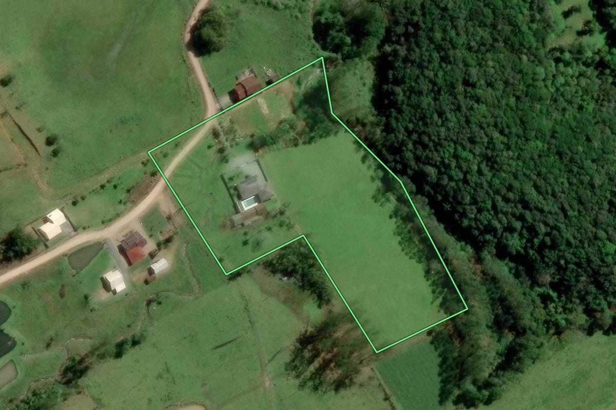 Imagem de satélite do imóvel rural em Pomerode (SC), com o contorno declarado no CAR desenhado por cima.