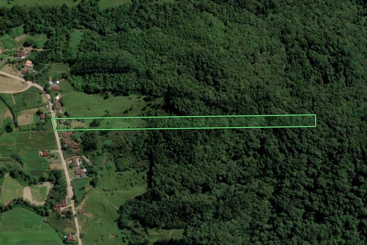 Imagem de satélite do imóvel rural em Pomerode (SC), com o contorno declarado no CAR desenhado por cima.
