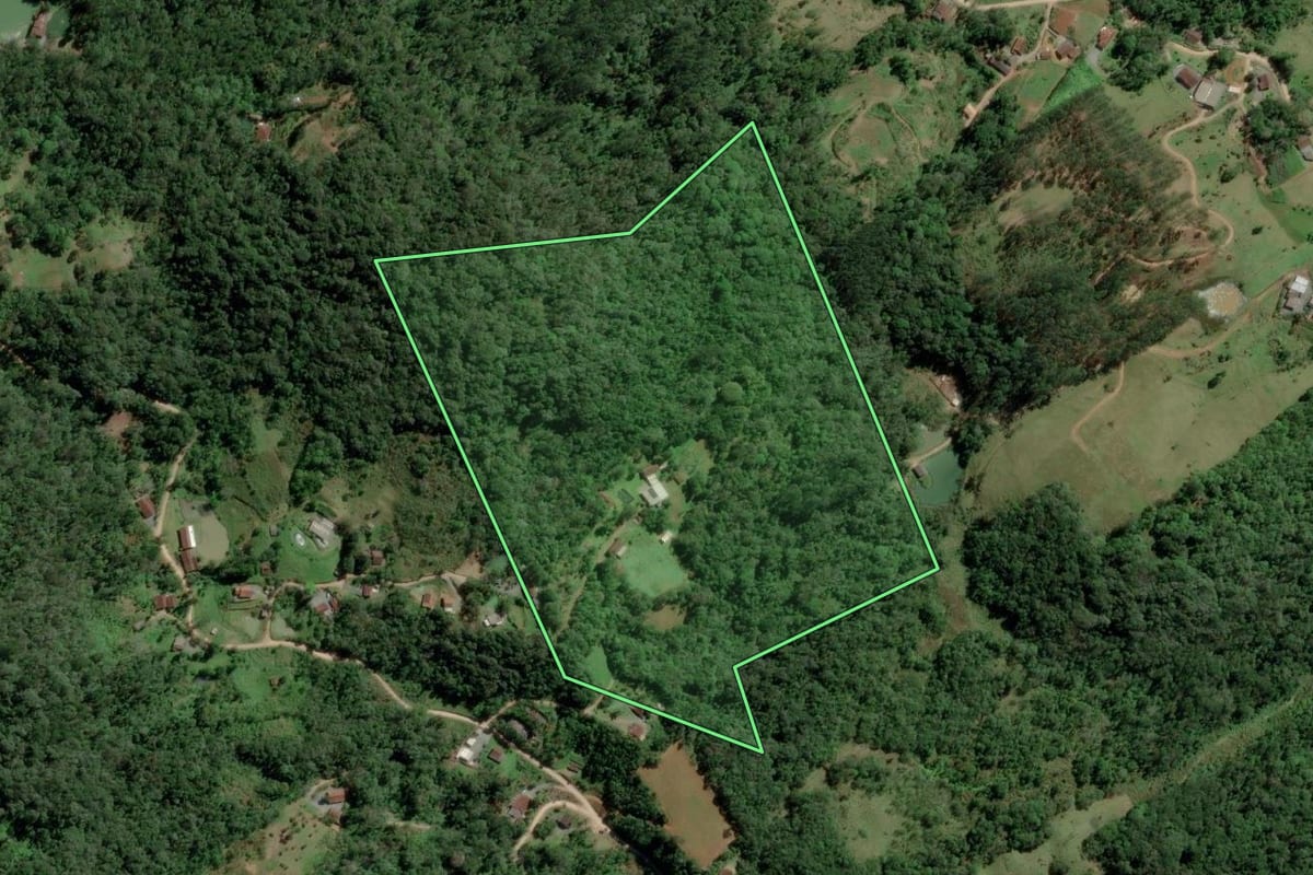 Imagem de satélite do imóvel rural em Pomerode (SC), com o contorno declarado no CAR desenhado por cima.