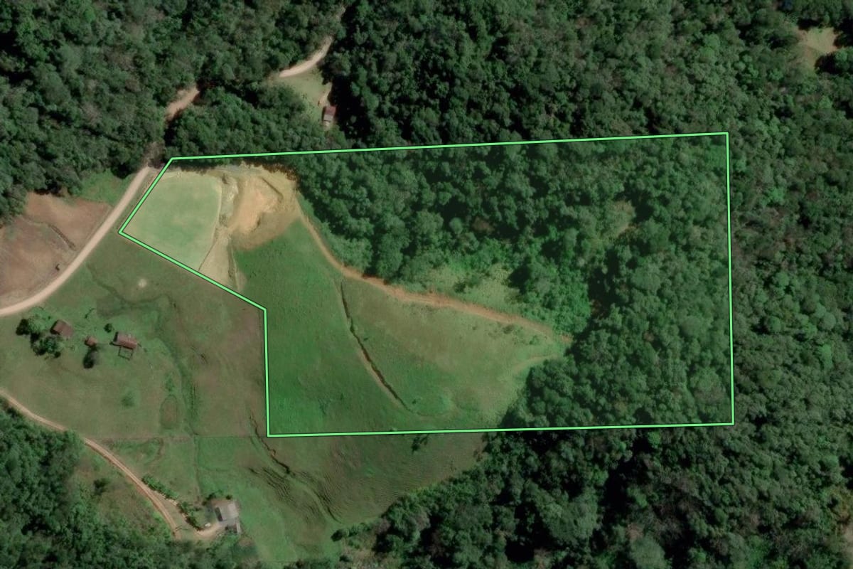 Imagem de satélite do imóvel rural em Pomerode (SC), com o contorno declarado no CAR desenhado por cima.