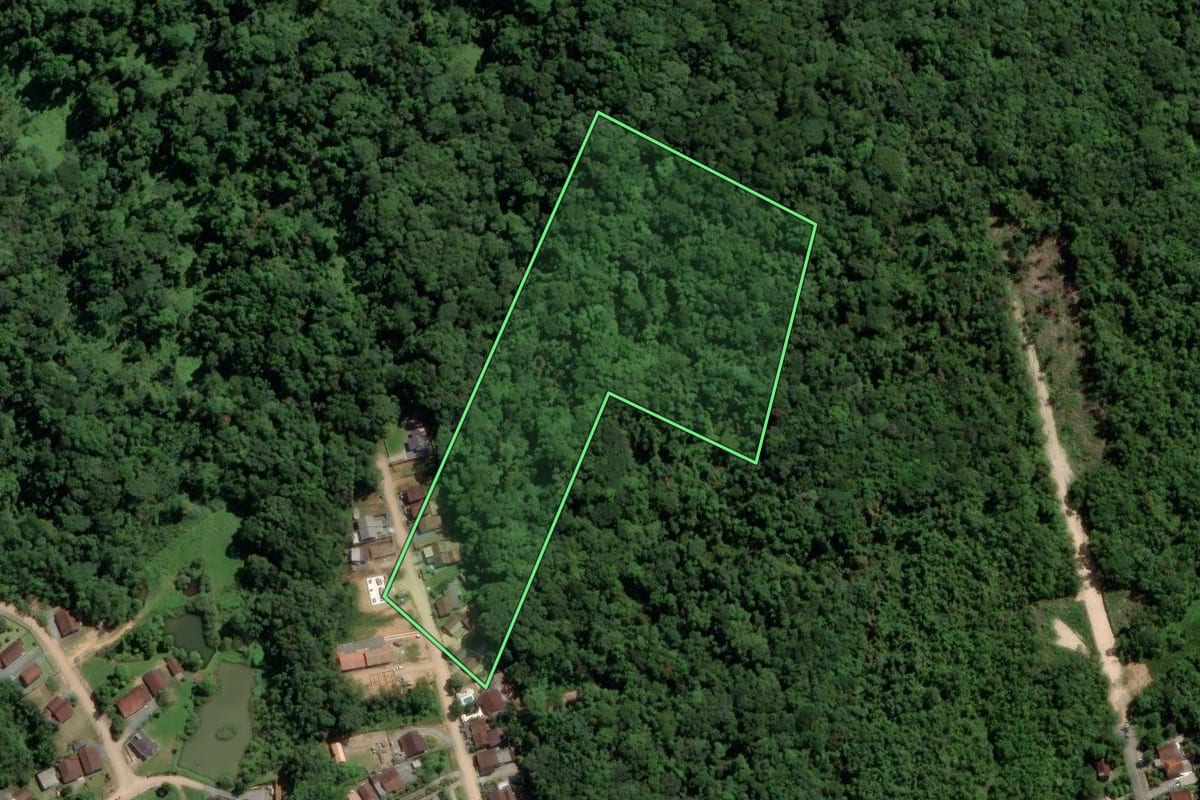 Imagem de satélite do imóvel rural em Pomerode (SC), com o contorno declarado no CAR desenhado por cima.