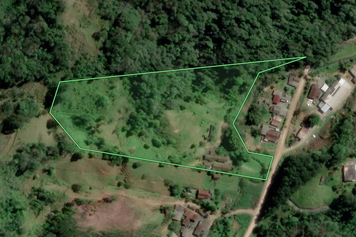 Imagem de satélite do imóvel rural em Pomerode (SC), com o contorno declarado no CAR desenhado por cima.