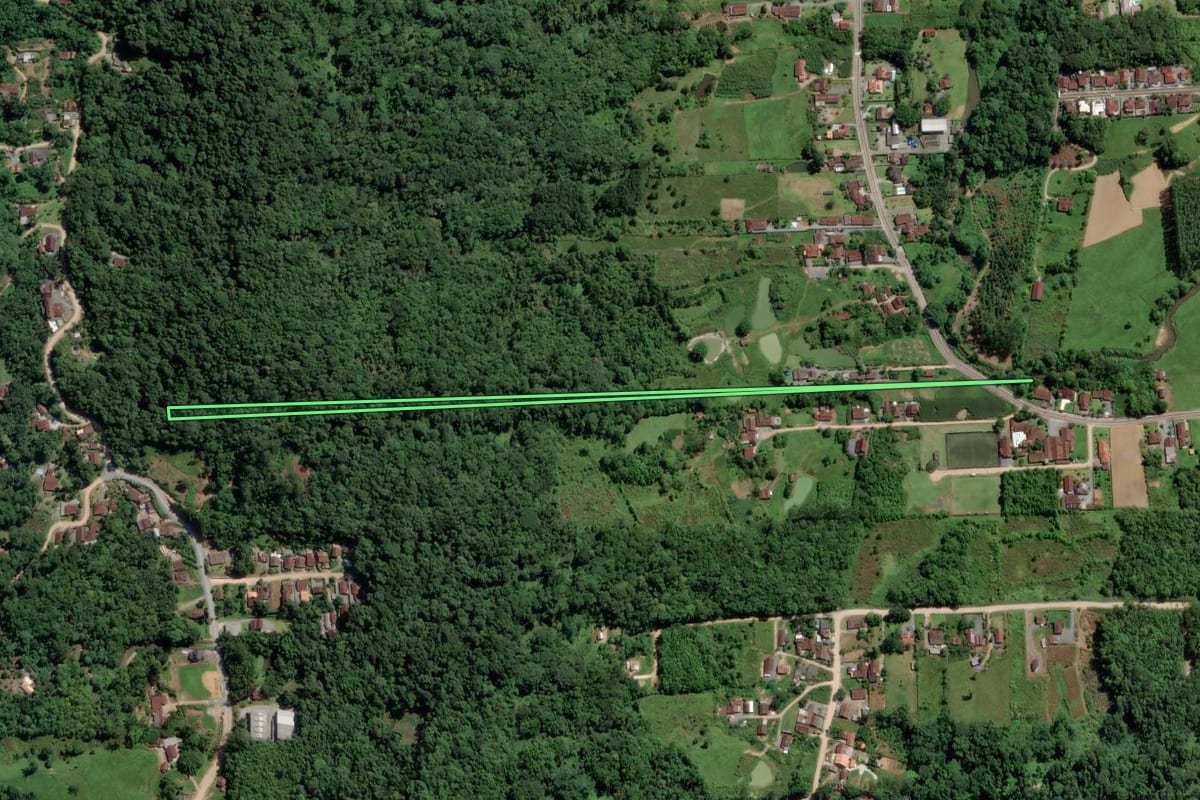 Imagem de satélite do imóvel rural em Pomerode (SC), com o contorno declarado no CAR desenhado por cima.