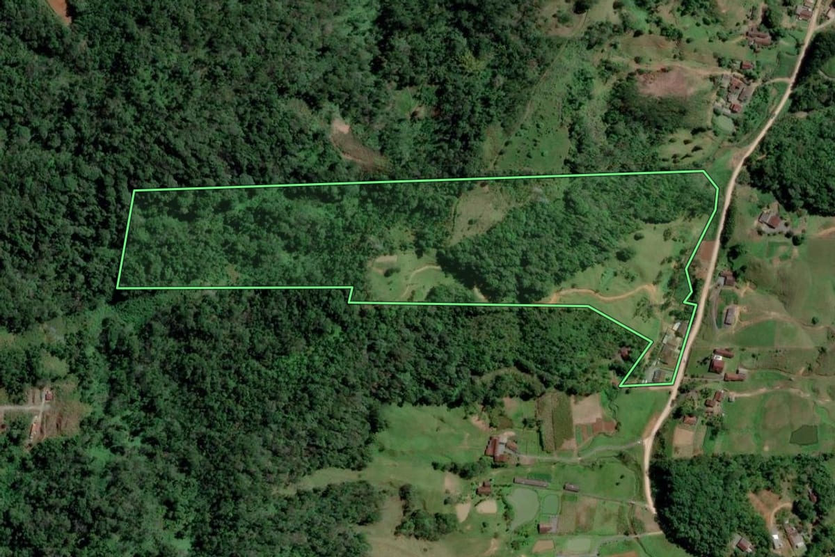 Imagem de satélite do imóvel rural em Pomerode (SC), com o contorno declarado no CAR desenhado por cima.