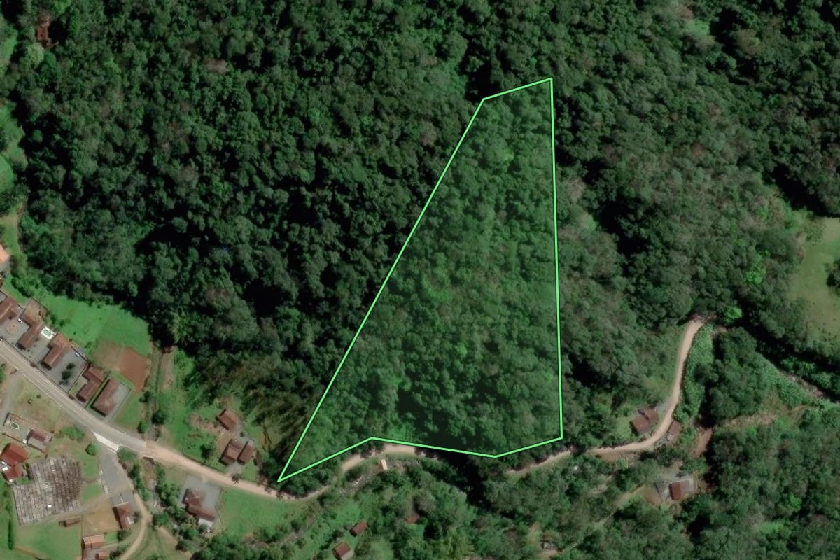 Imagem de satélite do imóvel rural em Pomerode (SC), com o contorno declarado no CAR desenhado por cima.