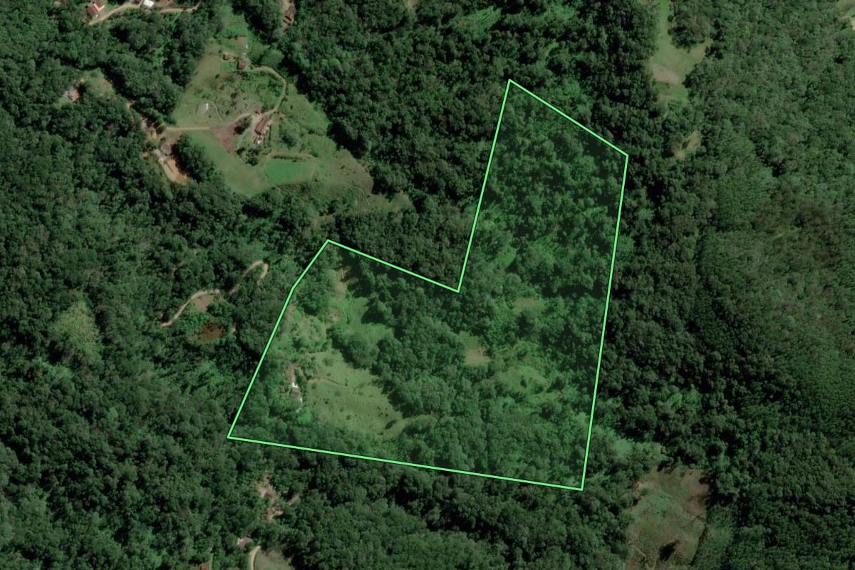Imagem de satélite do imóvel rural em Pomerode (SC), com o contorno declarado no CAR desenhado por cima.