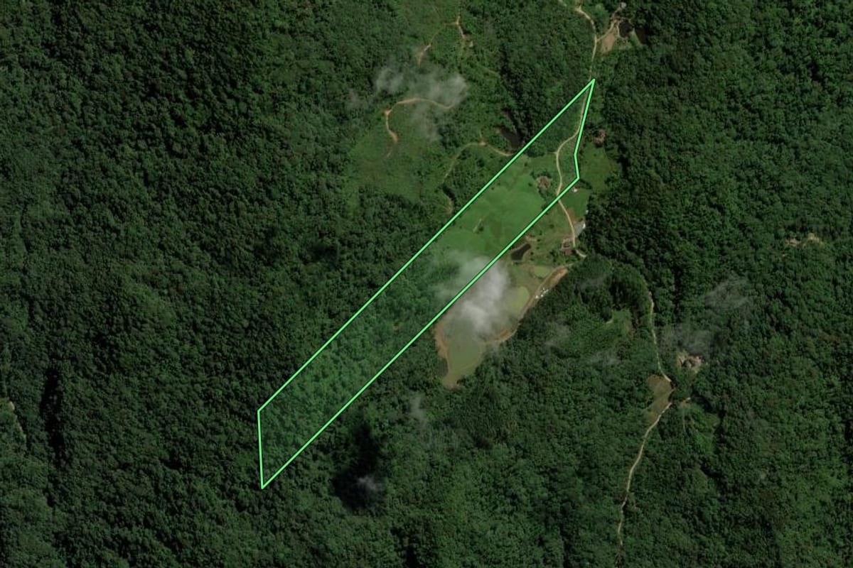 Imagem de satélite do imóvel rural em Pomerode (SC), com o contorno declarado no CAR desenhado por cima.