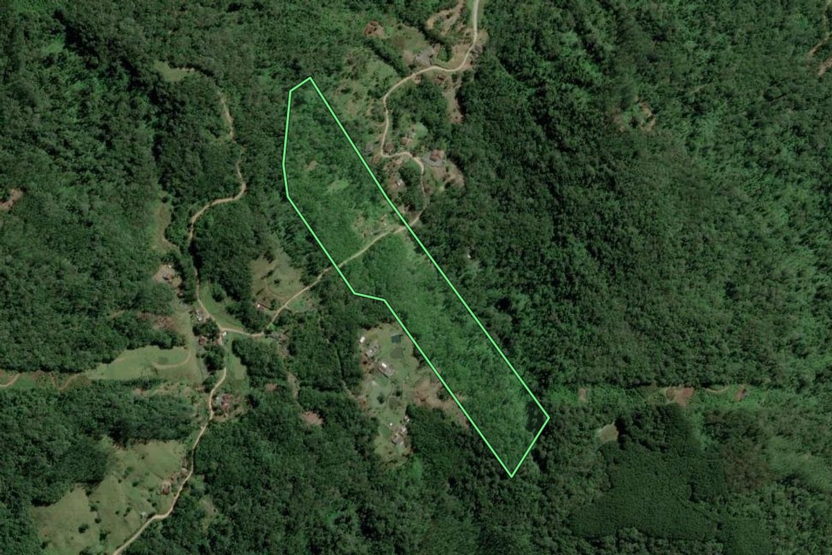 Imagem de satélite do imóvel rural em Pomerode (SC), com o contorno declarado no CAR desenhado por cima.