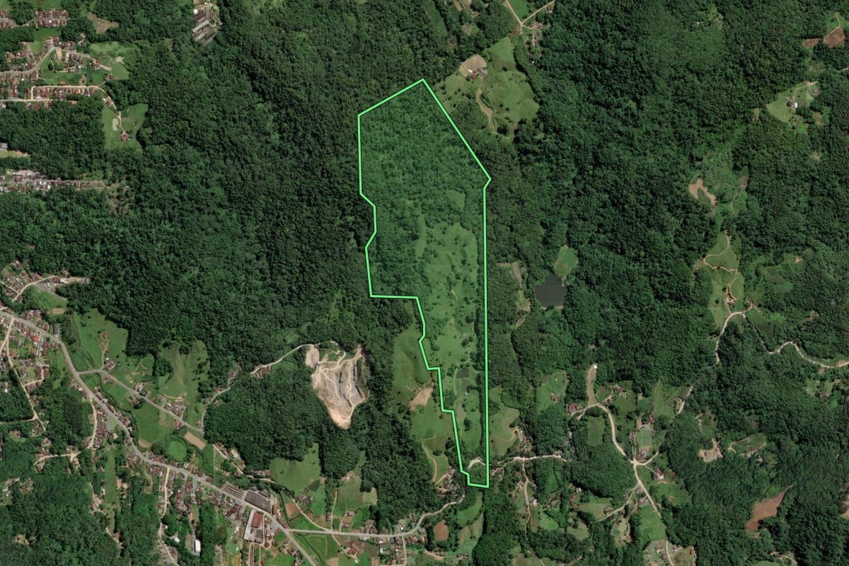 Imagem de satélite do imóvel rural em Pomerode (SC), com o contorno declarado no CAR desenhado por cima.