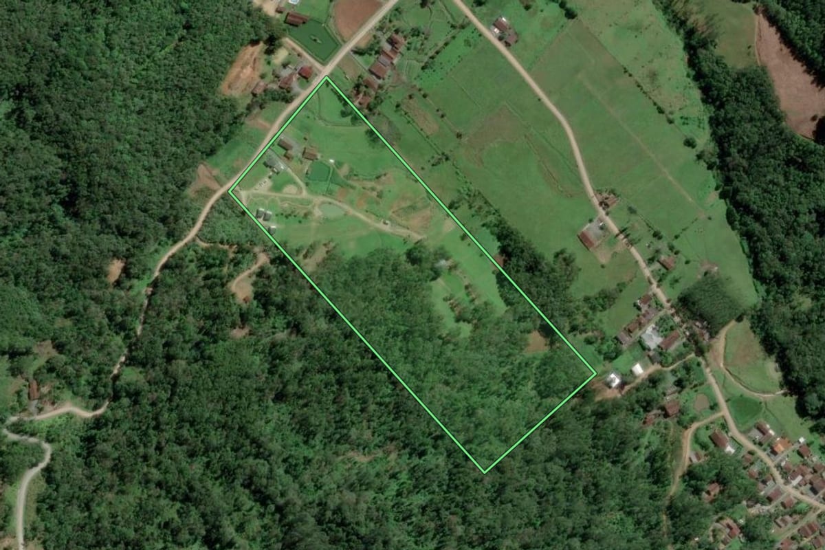 Imagem de satélite do imóvel rural em Pomerode (SC), com o contorno declarado no CAR desenhado por cima.