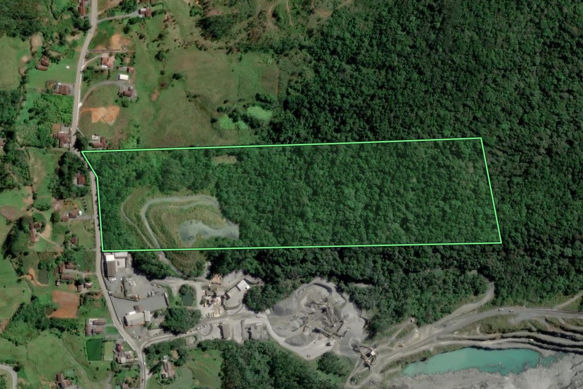 Imagem de satélite do imóvel rural em Pomerode (SC), com o contorno declarado no CAR desenhado por cima.