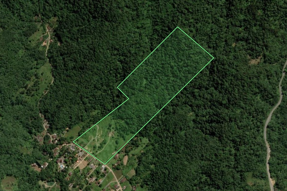 Imagem de satélite do imóvel rural em Pomerode (SC), com o contorno declarado no CAR desenhado por cima.