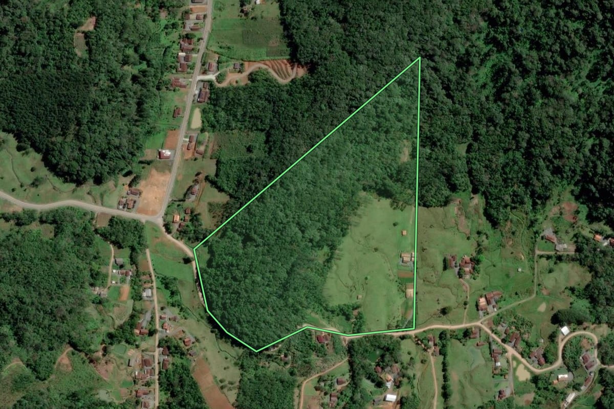 Imagem de satélite do imóvel rural em Pomerode (SC), com o contorno declarado no CAR desenhado por cima.