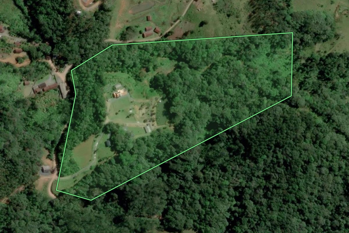 Imagem de satélite do imóvel rural em Pomerode (SC), com o contorno declarado no CAR desenhado por cima.