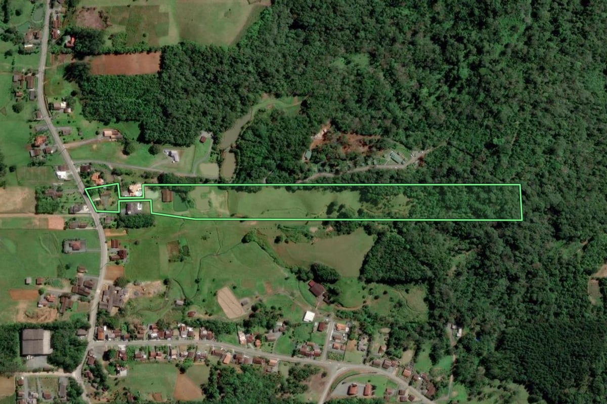 Imagem de satélite do imóvel rural em Pomerode (SC), com o contorno declarado no CAR desenhado por cima.